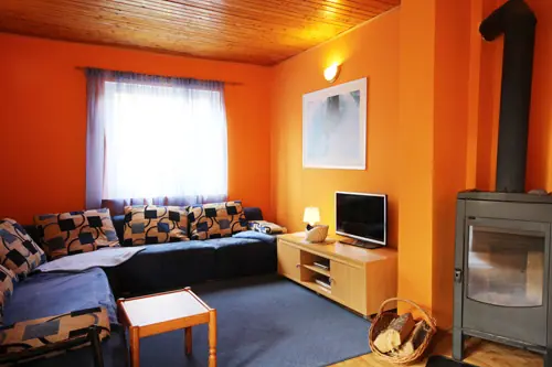 Salon i jadalnia w Domu Letniskowym Nela, widok 1